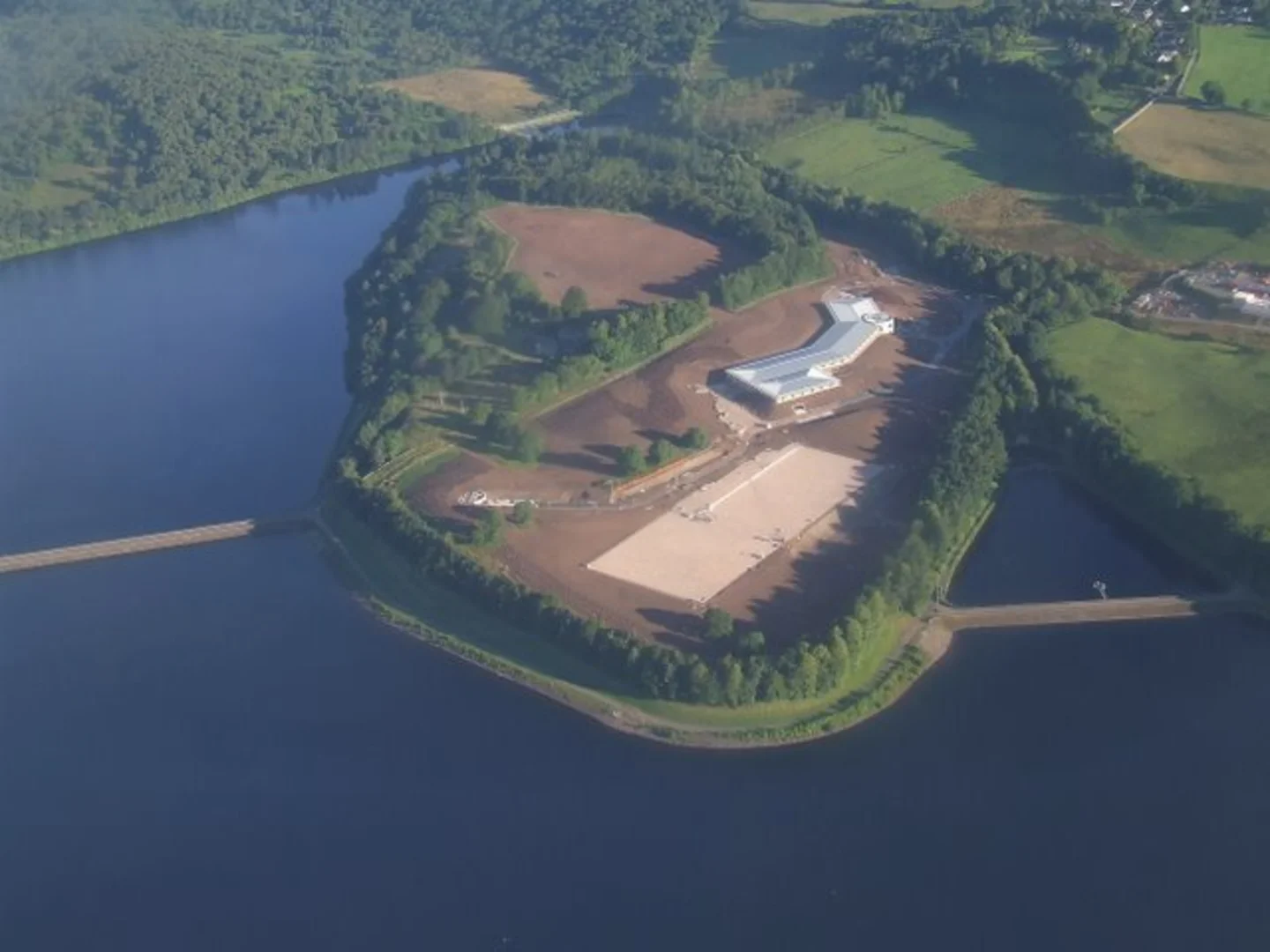 An image depicting the trail Milngavie Reservoir Loop and its surrounding area.