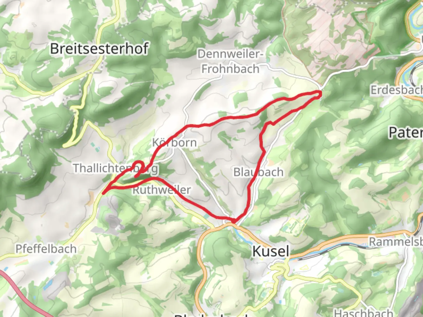An image depicting the trail Pfaelzerwald Gelb - Roter Balken and Veldenz Wanderweg and its surrounding area.