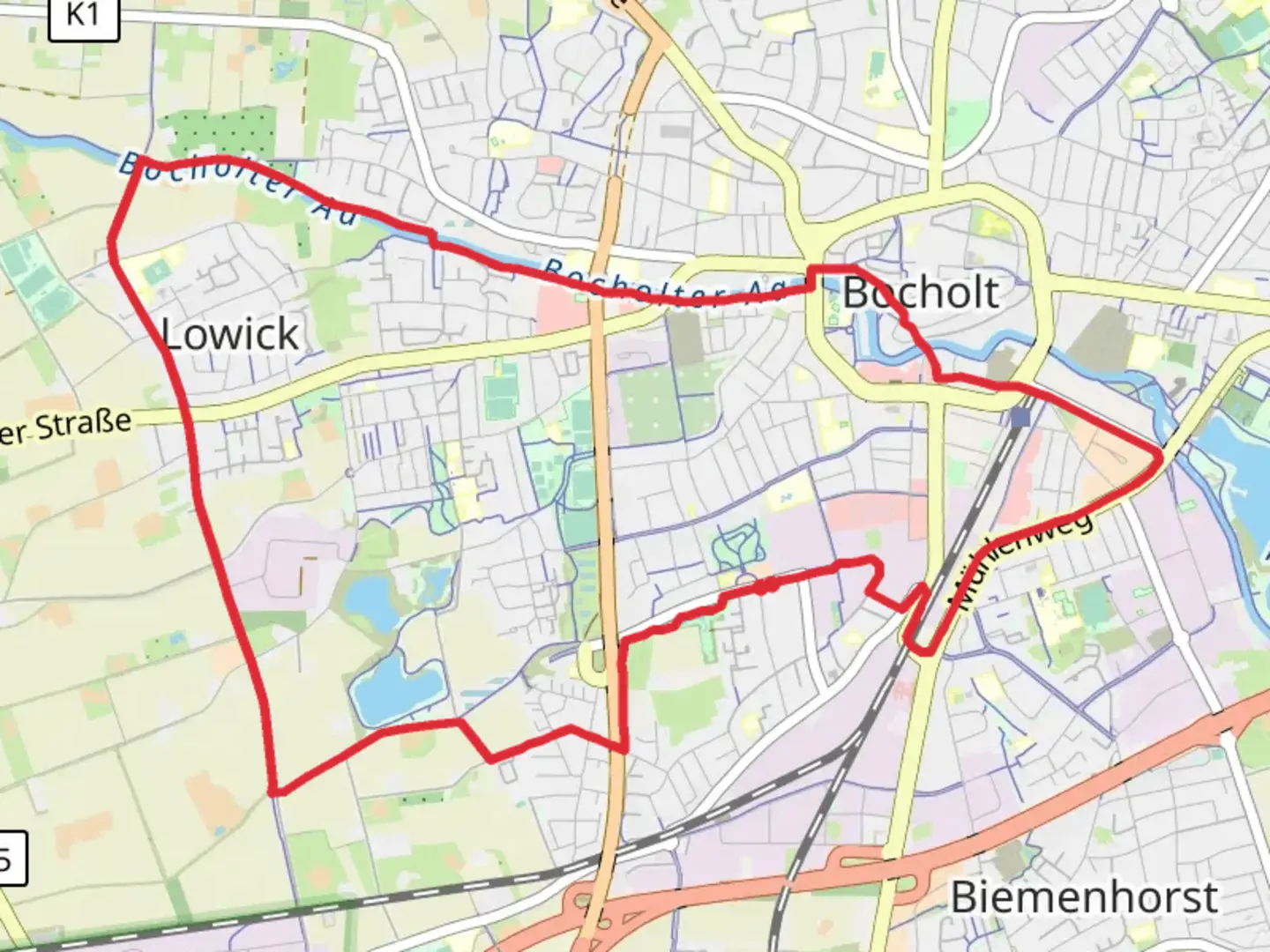 An image depicting the trail Bocholter Aa via Anholt Halle and its surrounding area.