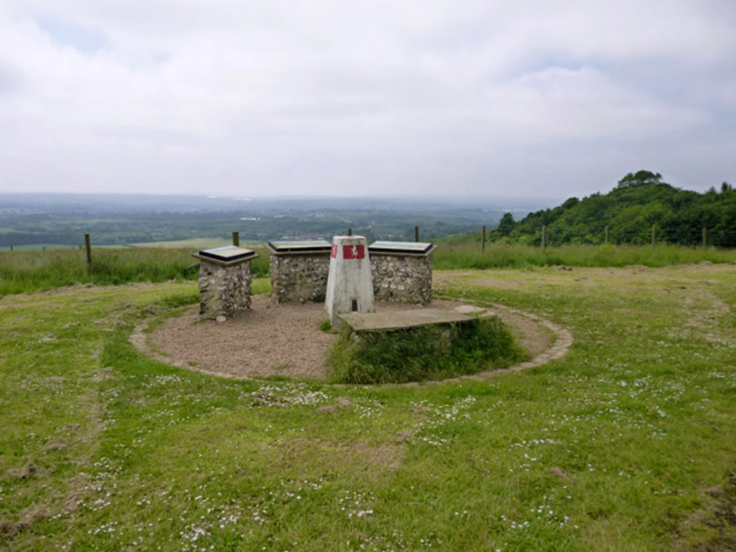 An image depicting the trail White Horse Country Park Loop and its surrounding area.