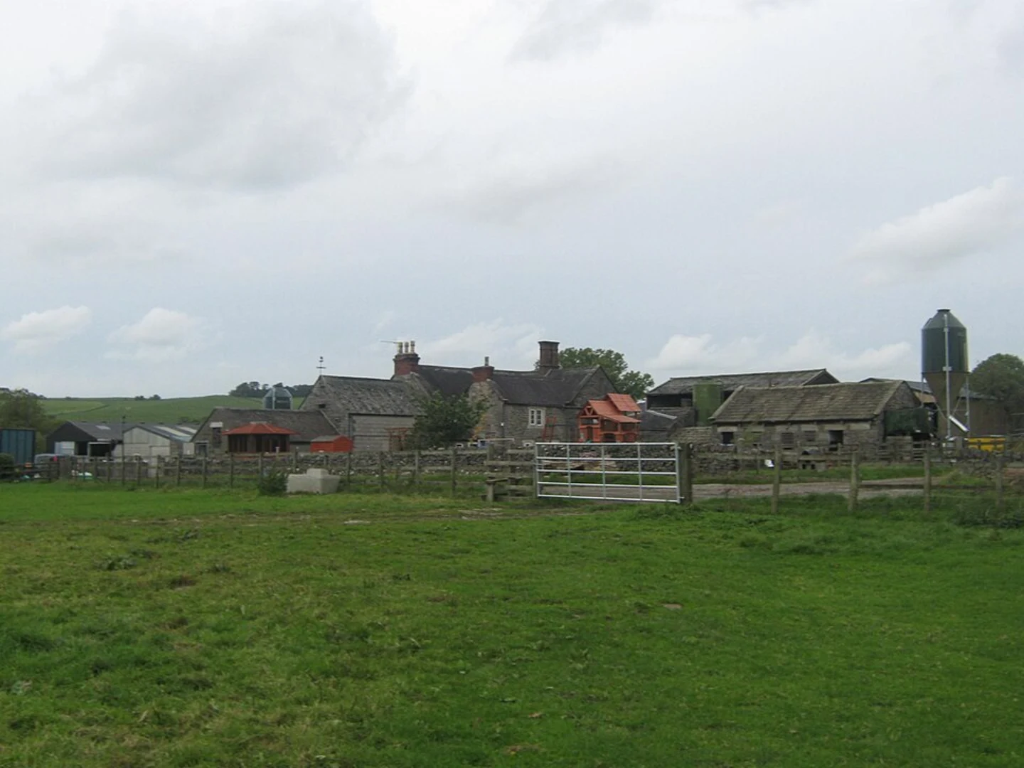 An image depicting the trail Basset Green and Basset Wood Walk and its surrounding area.