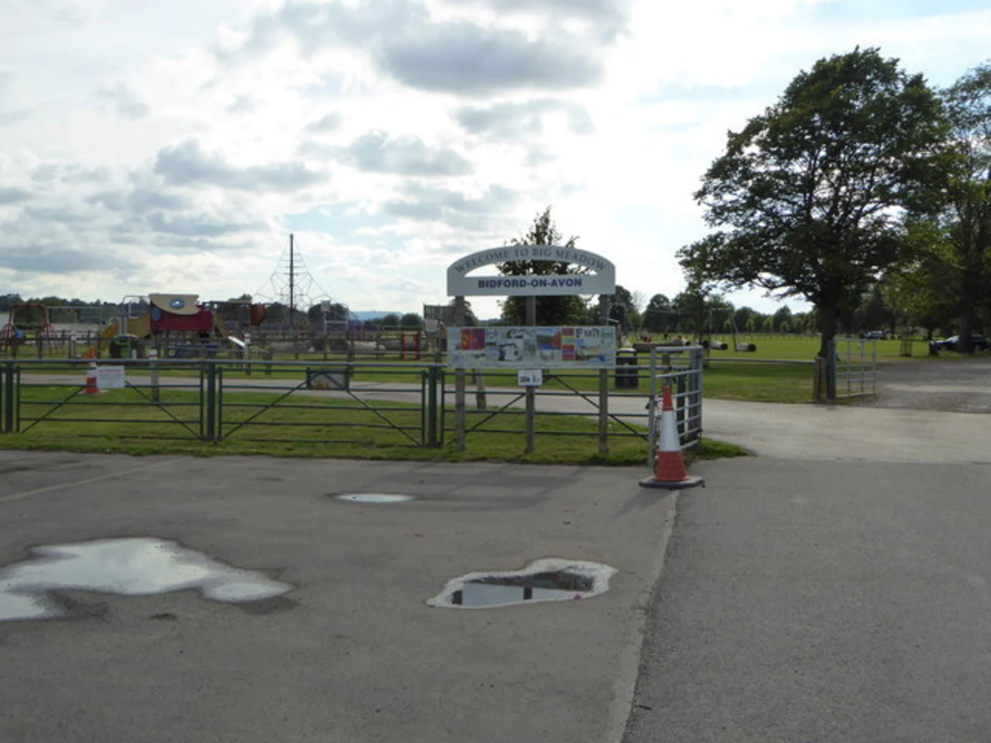 An image depicting the trail Bidford on Avon and its surrounding area.