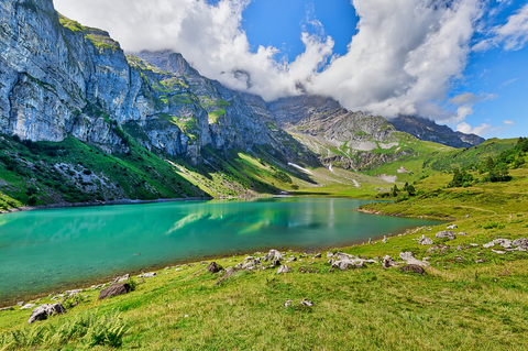 An image depicting the trail Grotzenbüel, Braunwald to Brunnenberg, Luchsingen Trail and its surrounding area.