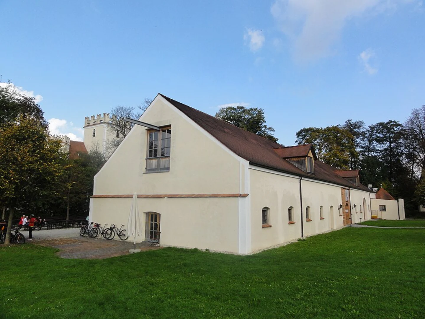 An image depicting the trail Padersberger Strasse and Arnstorfer Wanderroute and its surrounding area.
