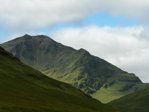 An image depicting the trail Ben Lui, Ben Oss and Beinn Dubhchraig Loop and its surrounding area.