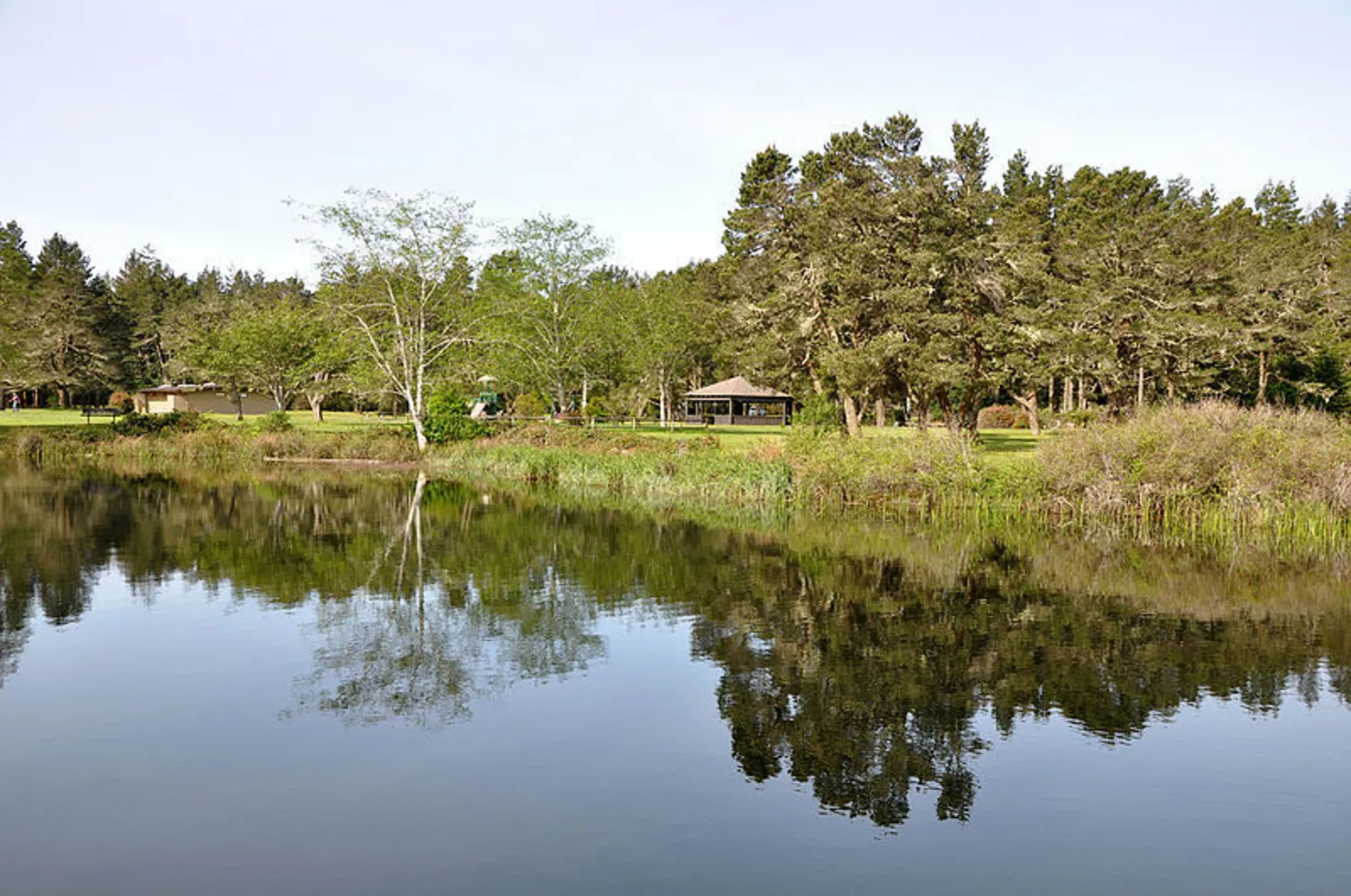 An image depicting the trail Hall Lake Loop Trail and its surrounding area.