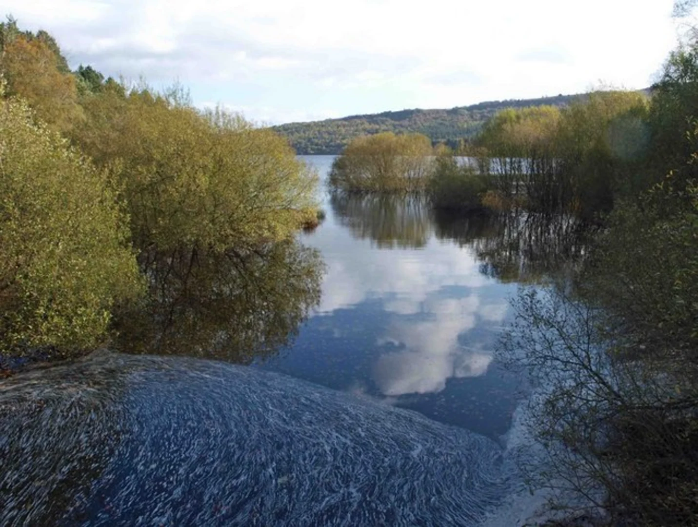 An image depicting the trail Broomhead Reservoir Loop and its surrounding area.