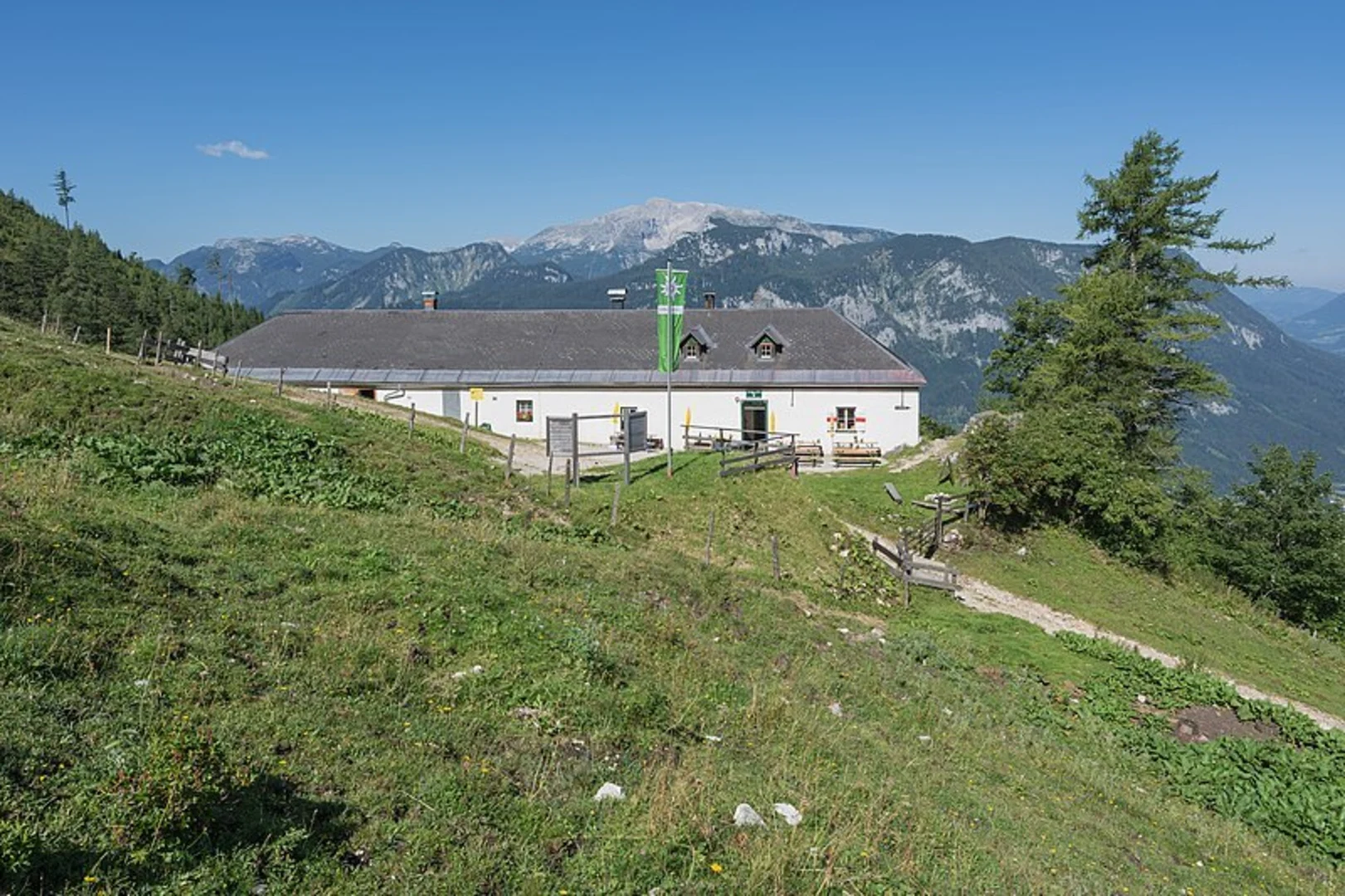 An image depicting the trail Bosruckhütte on the Great Pyhrgas and its surrounding area.