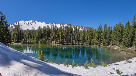 An image depicting the trail Happy Lake via Diamond Peak Trail and its surrounding area.