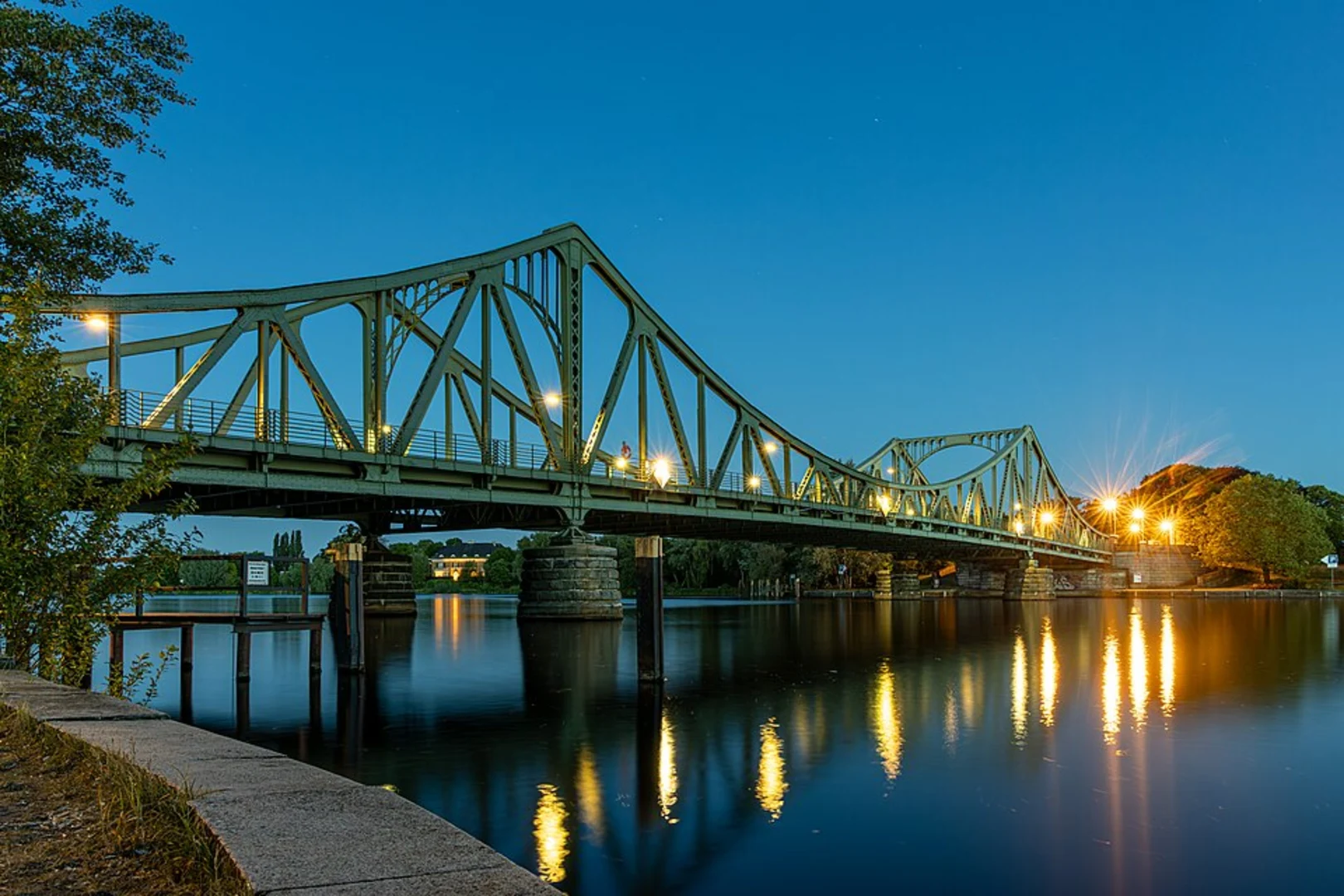 An image depicting the trail Heiliger See and Glienicker See via Stad Wanderweg and its surrounding area.