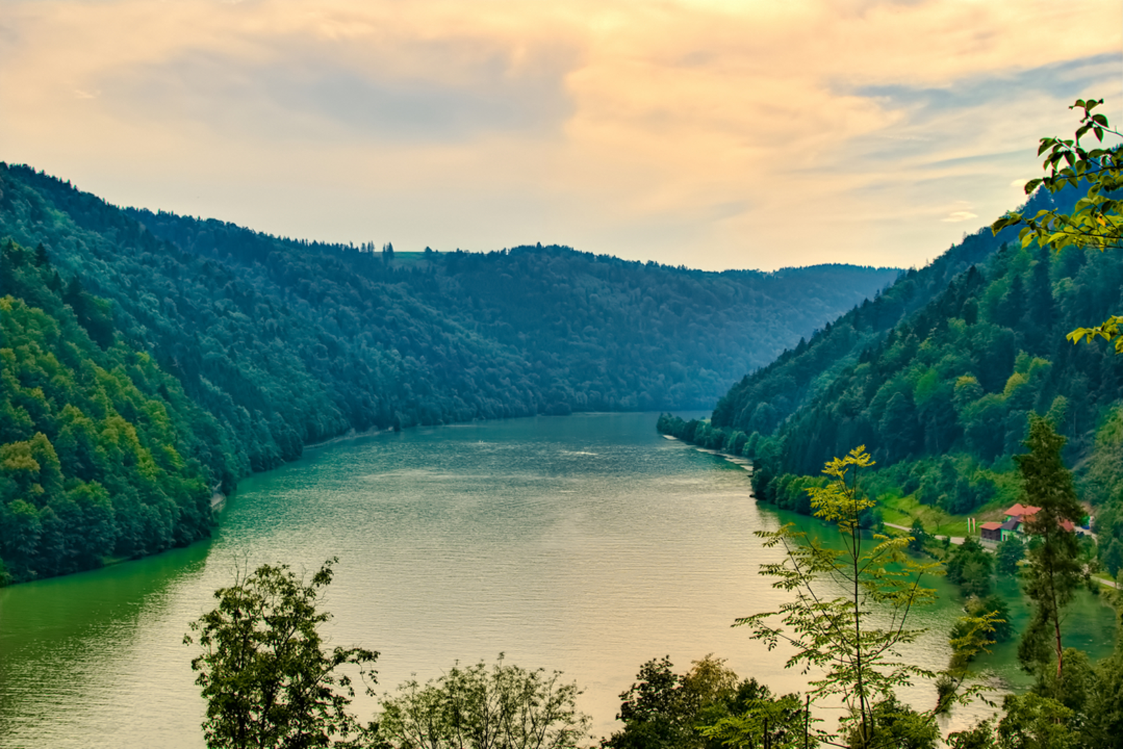 An image depicting the trail Donaublick Runde - Nr 74 and its surrounding area.