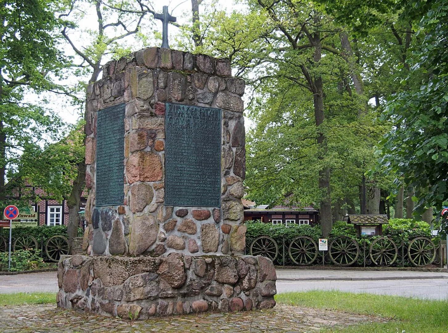 An image depicting the trail Wietzendorf to Müden Walk via Heideschleife Müden and its surrounding area.