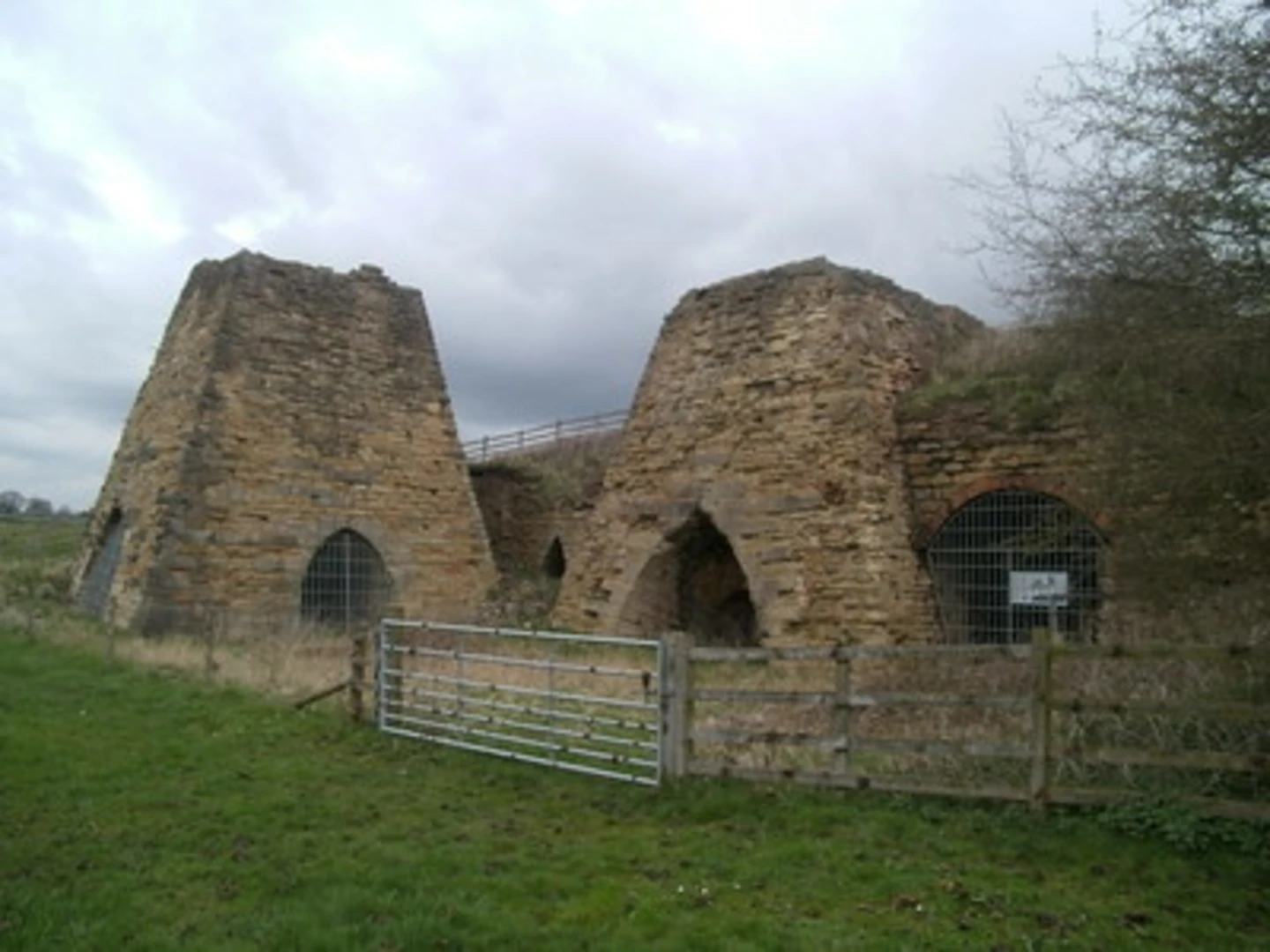 An image depicting the trail Morley Country Park Loop and its surrounding area.
