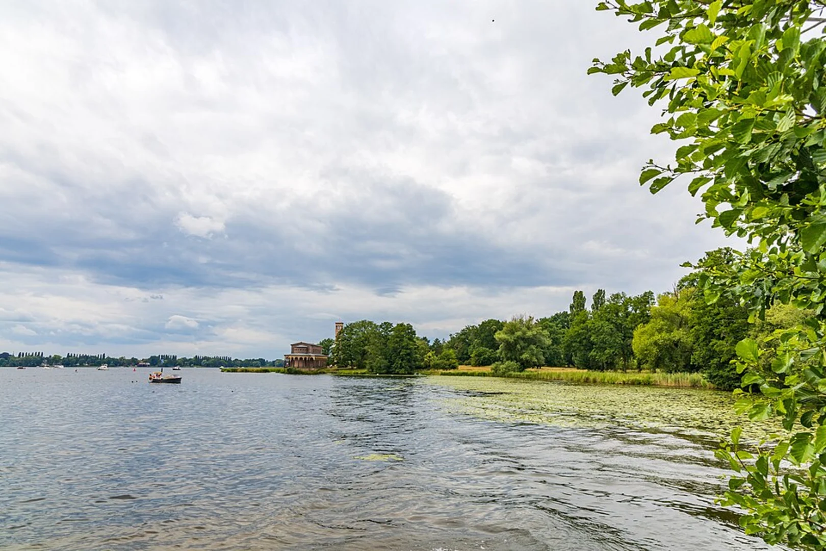 An image depicting the trail Sacrower See Loop via Um den Sacrower See and its surrounding area.