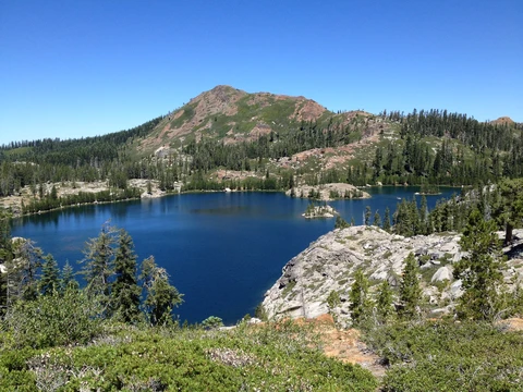 An image depicting the trail Round Lake via Grouse Ridge Trail and its surrounding area.