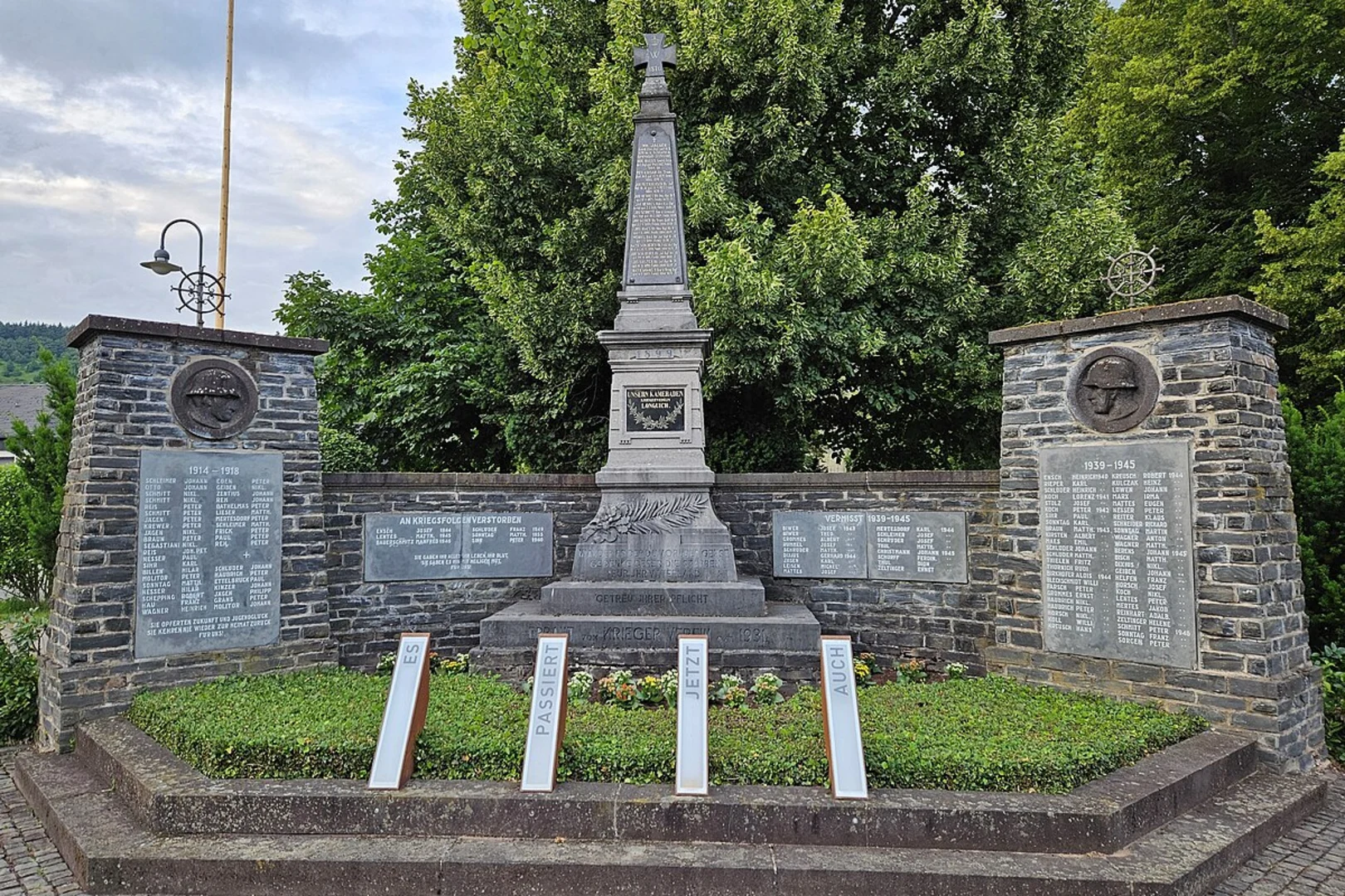 An image depicting the trail Kriegerdenkmal via Moselsteig and its surrounding area.