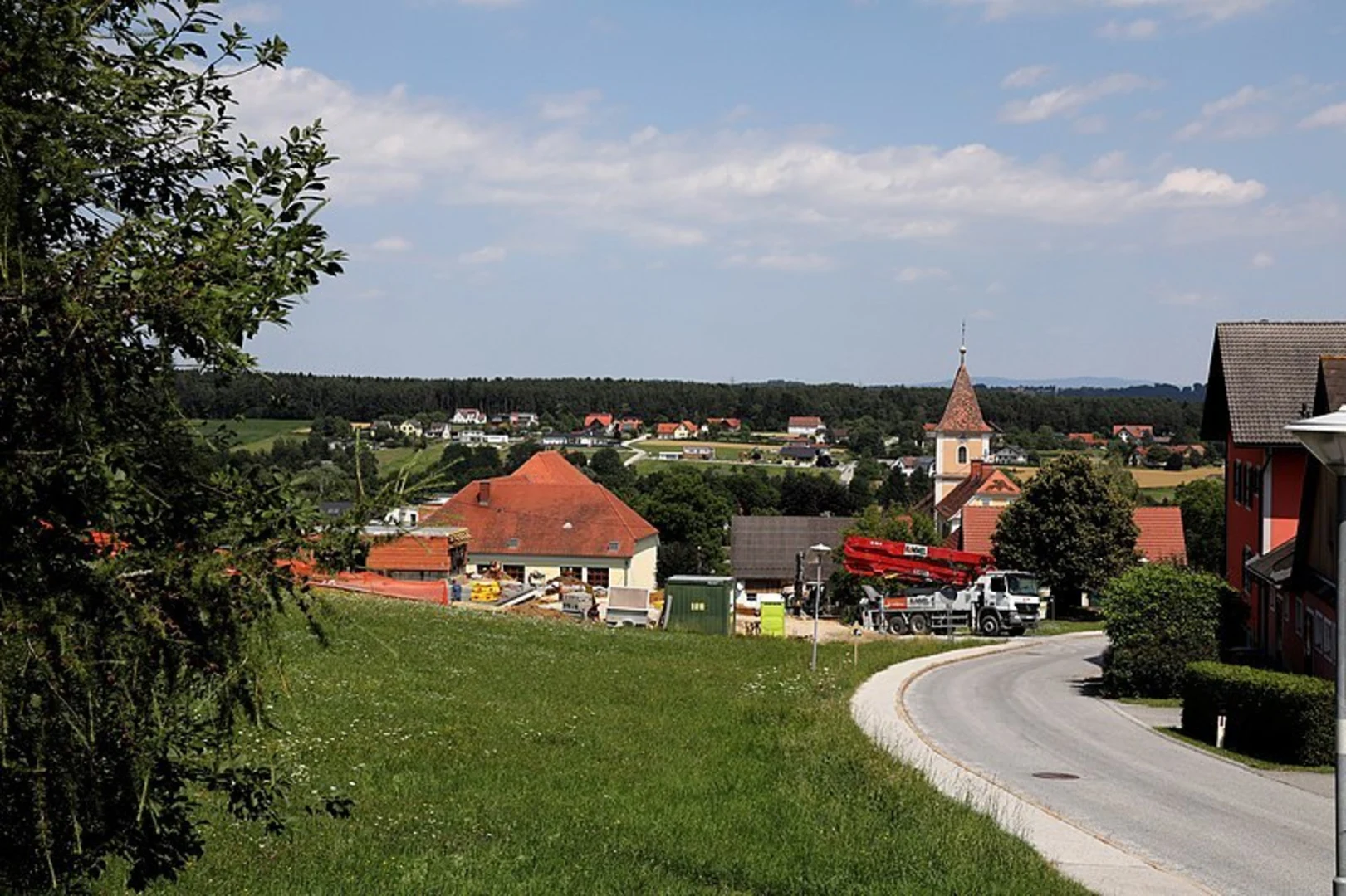 An image depicting the trail Villa Rustica to the Hausberg and its surrounding area.