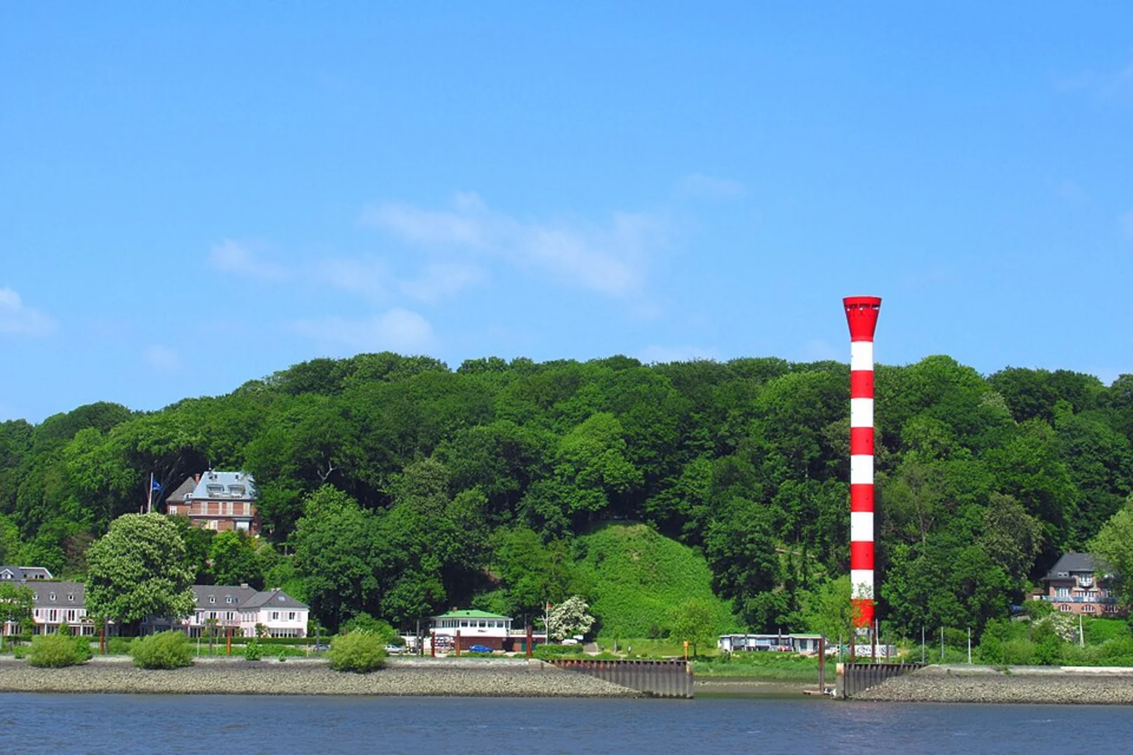 An image depicting the trail Hirschparktreppe and Mühlenberg Loop and its surrounding area.