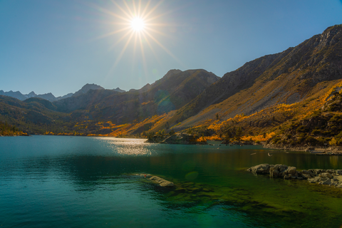 An image depicting the trail Midnight Lake and Hungry Packer Lake via Sabrina Basin Trail and its surrounding area.
