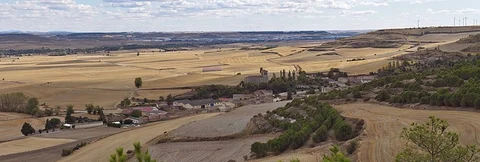 An image depicting the trail Ubierna path between the meadow and the canyon PR BU 212 and its surrounding area.