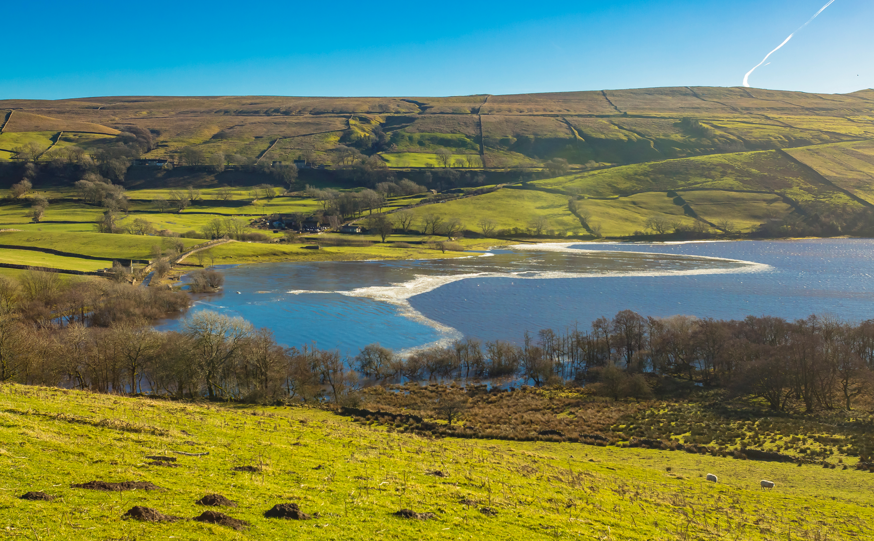 An image depicting the trail Bainbridge - Raydale and Semer Water and its surrounding area.