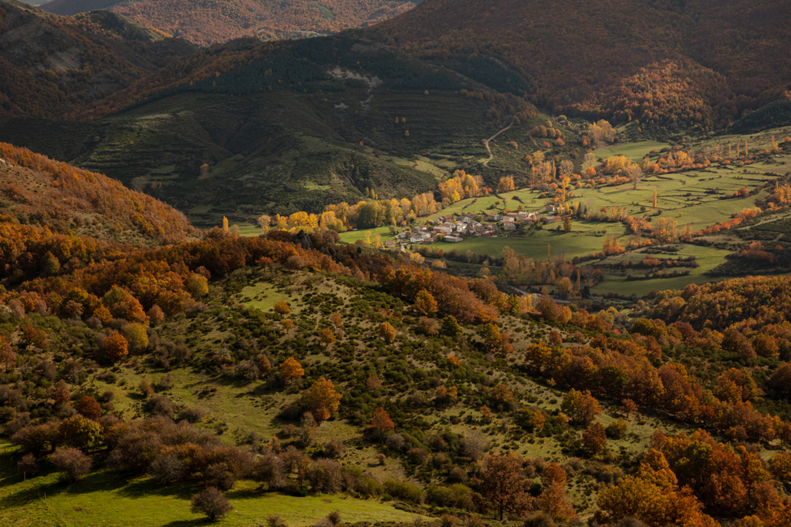An image depicting the trail Leonese Mythology SL LE 7 and its surrounding area.