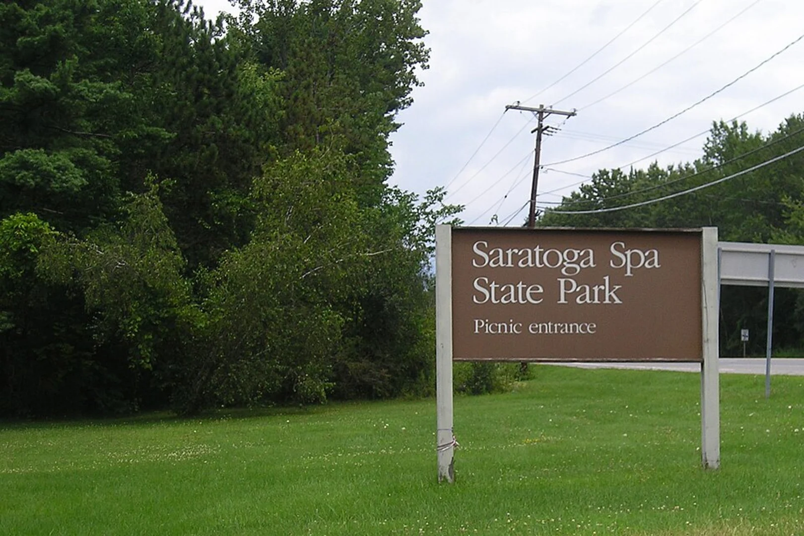 An image depicting the trail Saratoga Spa State Park Loop Trail and its surrounding area.