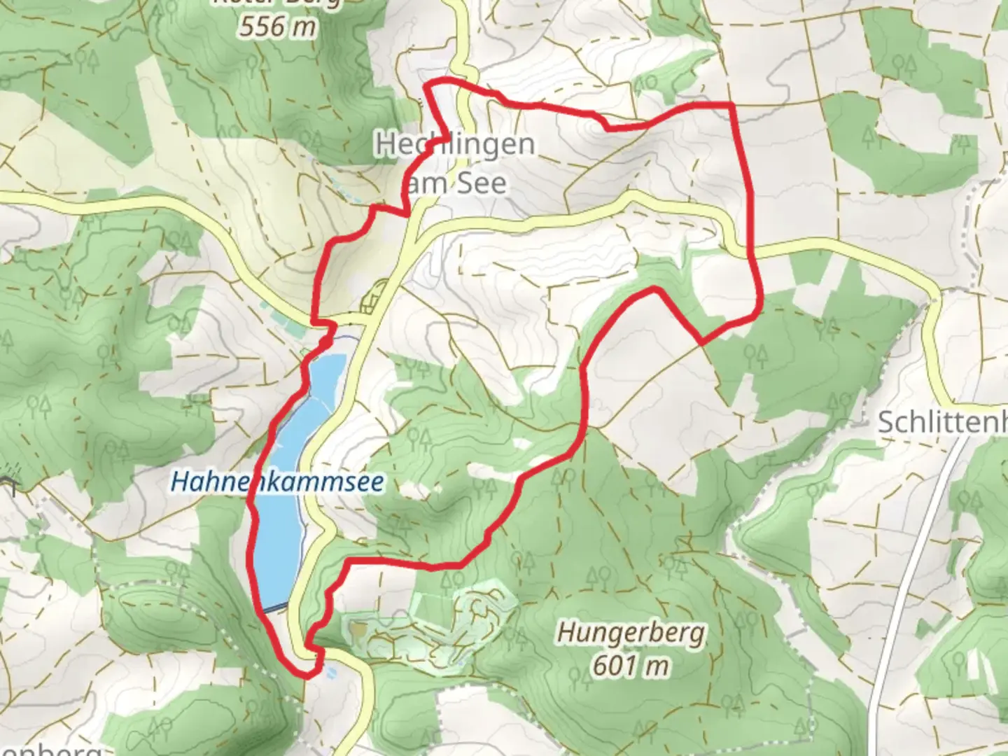An image depicting the trail Hahnenkammsee via Rundwanderweg 17 and 20 and its surrounding area.