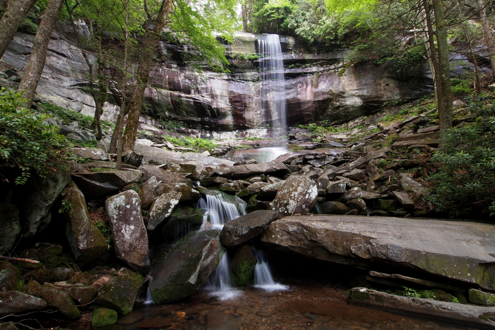 An image depicting the trail Rainbow Falls Trail and its surrounding area.