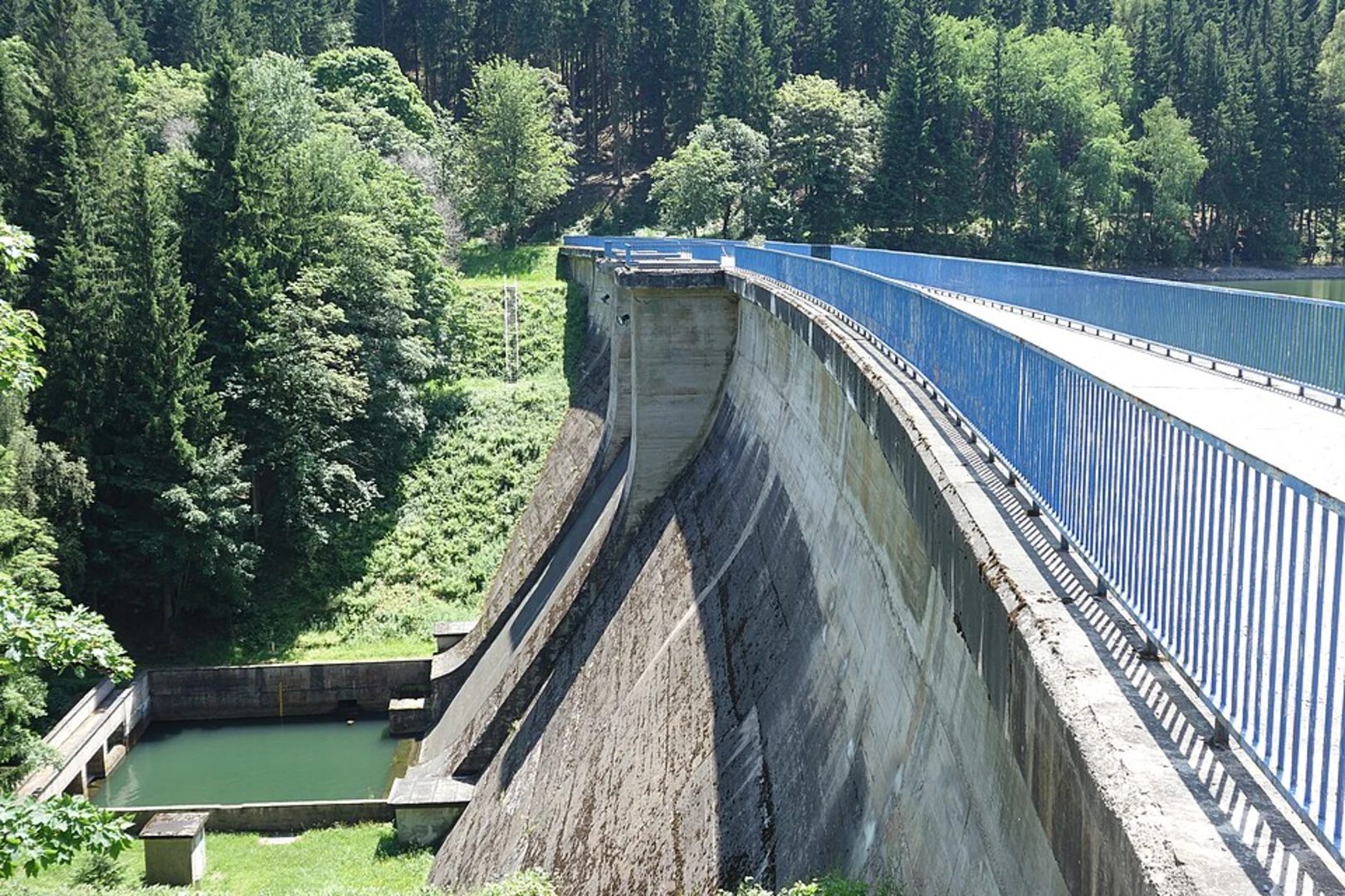 An image depicting the trail Soldatenborn, Lütschestausee and Wadeberg and its surrounding area.