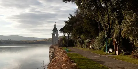 An image depicting the trail Aberdovey to Porthmadog Walk and its surrounding area.