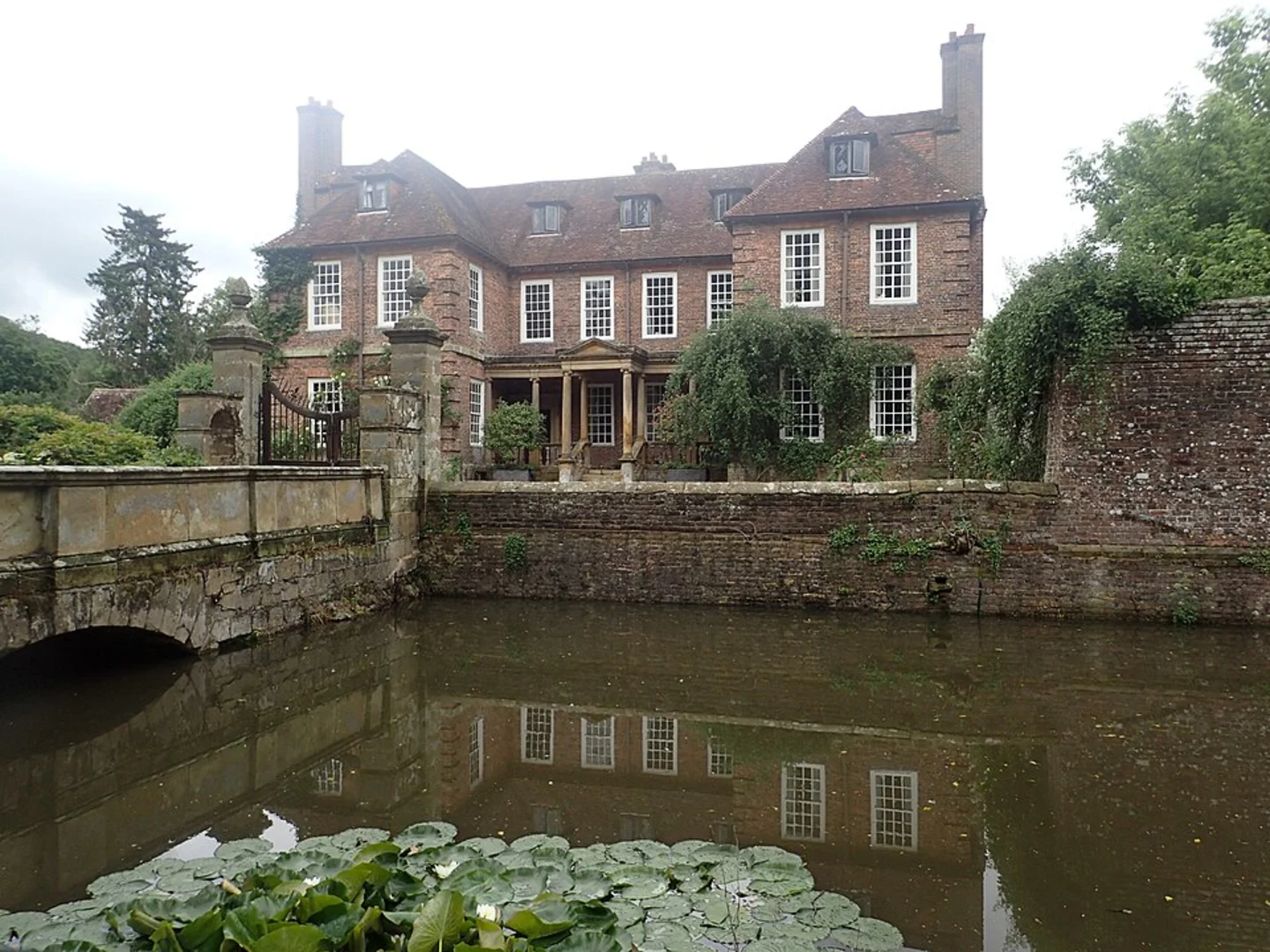 An image depicting the trail Groombridge Place Gardens and its surrounding area.