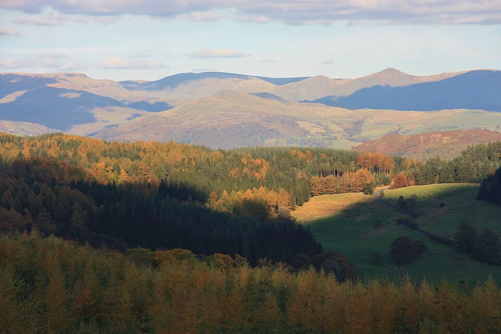 An image depicting the trail Grasmere to Glenridding Walk and its surrounding area.