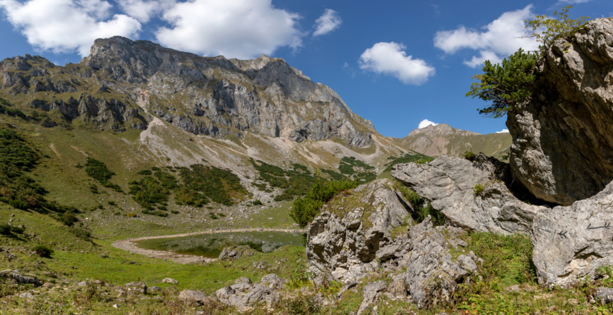 An image depicting the trail Eisenerzer Reichenstein from the Präbichl and its surrounding area.