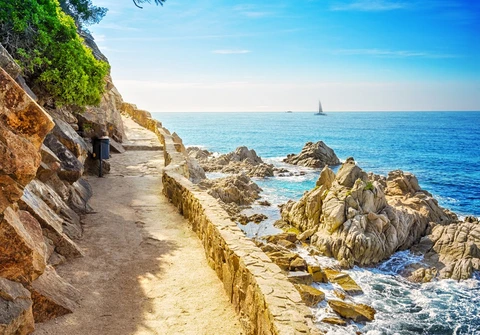 An image depicting the trail GR 92 and its surrounding area.