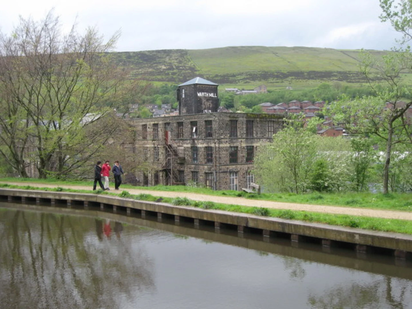An image depicting the trail Huddersfield Narrow Canal Loop in Uppermill and its surrounding area.