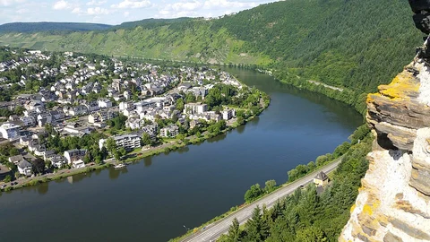 An image depicting the trail Mosel and Aussicht Wolf Walk and its surrounding area.