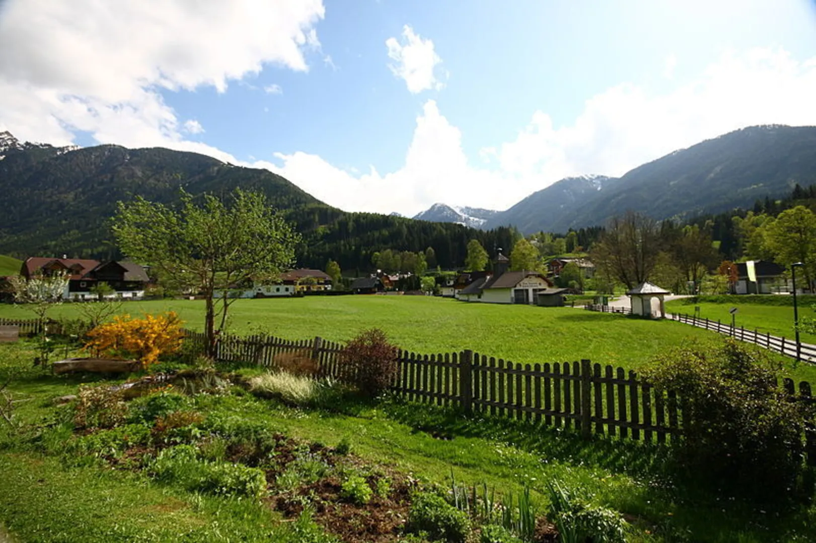 An image depicting the trail Untertal Valley Panoramic Hike and its surrounding area.