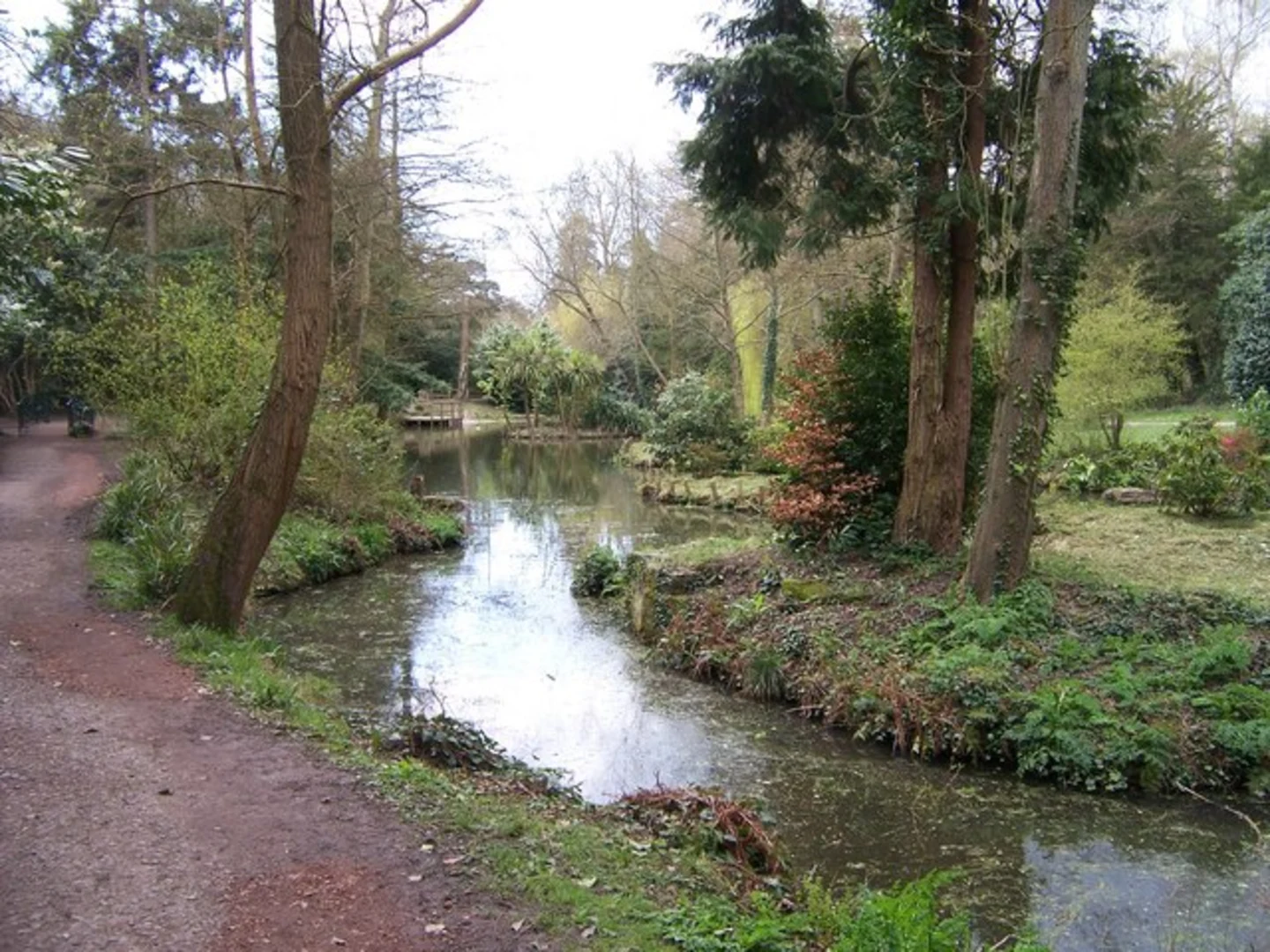 An image depicting the trail River Hamble and Holly Hill Woodland Park Loop and its surrounding area.