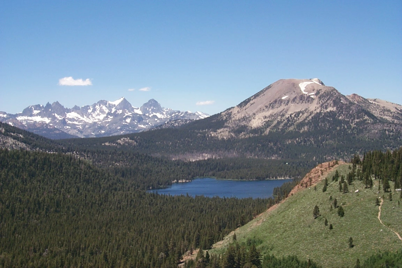An image depicting the trail Mammoth Mountain and McLeod Lake via Mammoth Pass Trail and its surrounding area.