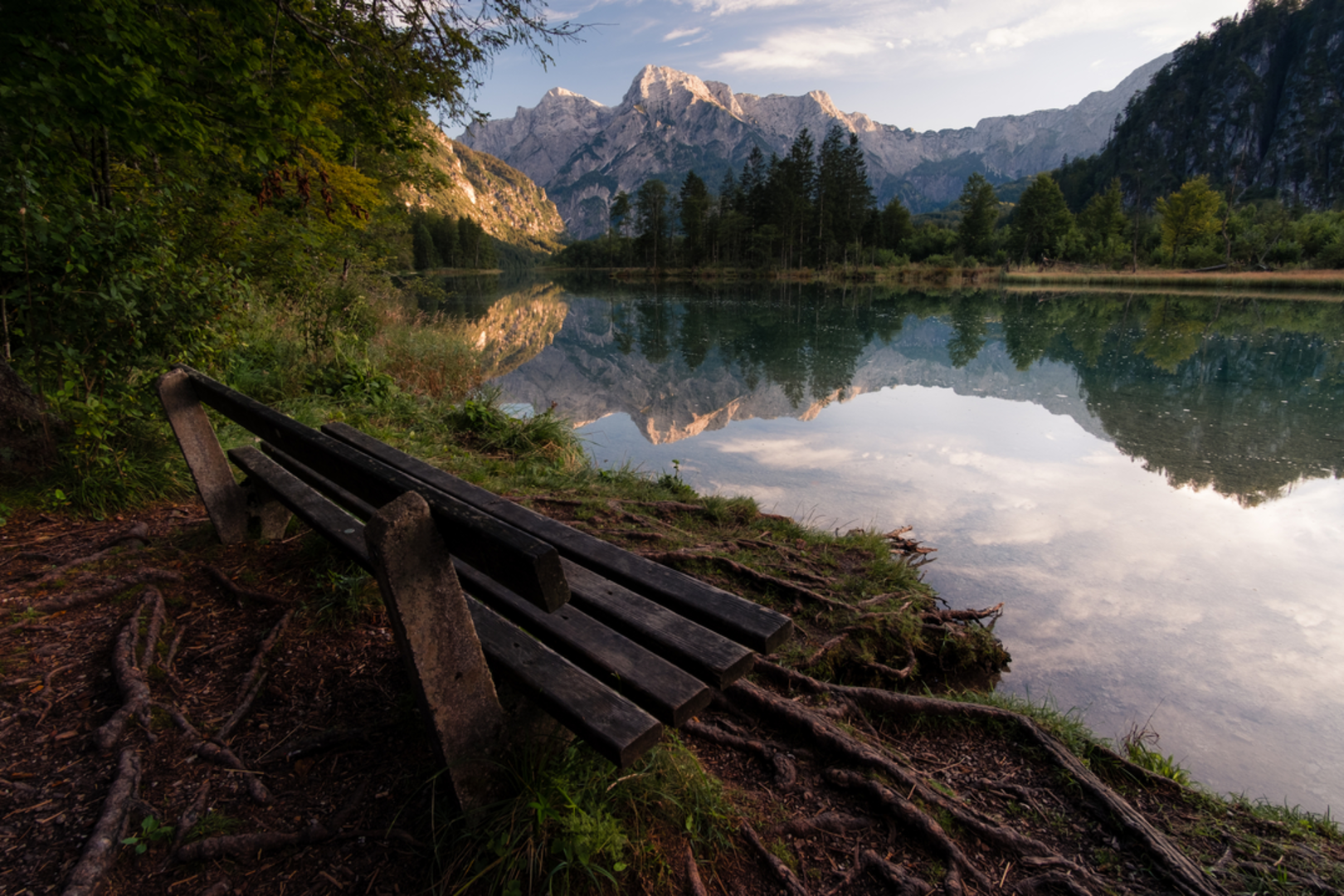 An image depicting the trail Almsee - Hochpfad - Offensee-Steinkogel near Ebensee and its surrounding area.