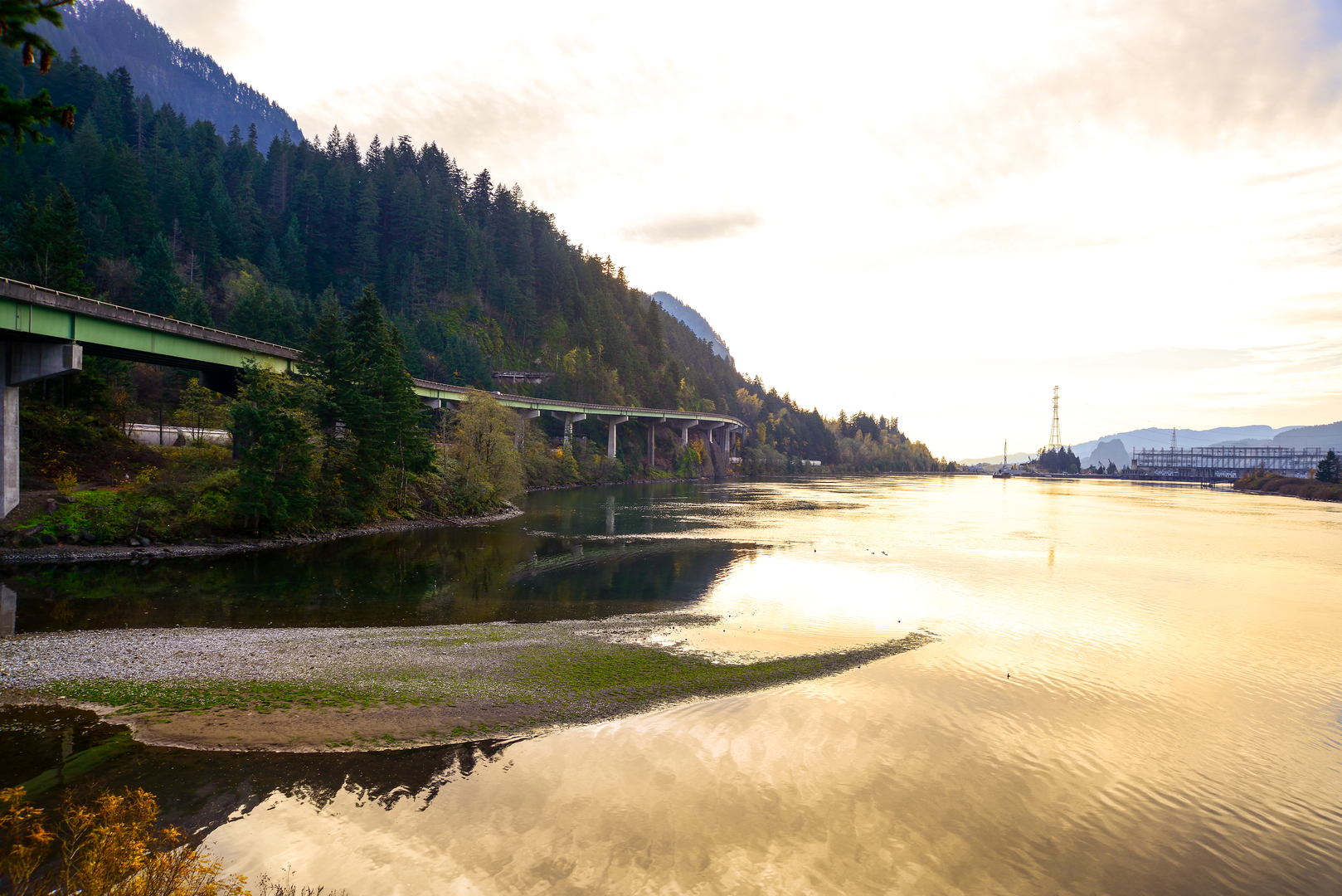 An image depicting the trail Eagle Creek Trail and its surrounding area.