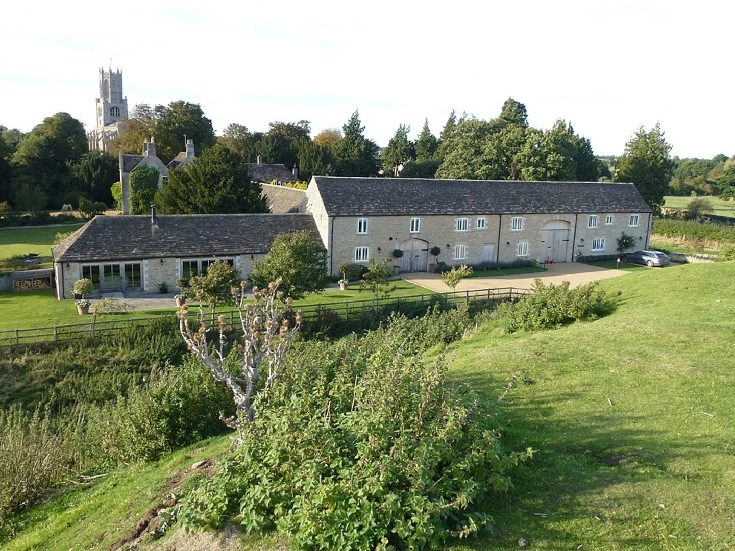 An image depicting the trail Fotheringhay Country Park via Nene Way and its surrounding area.