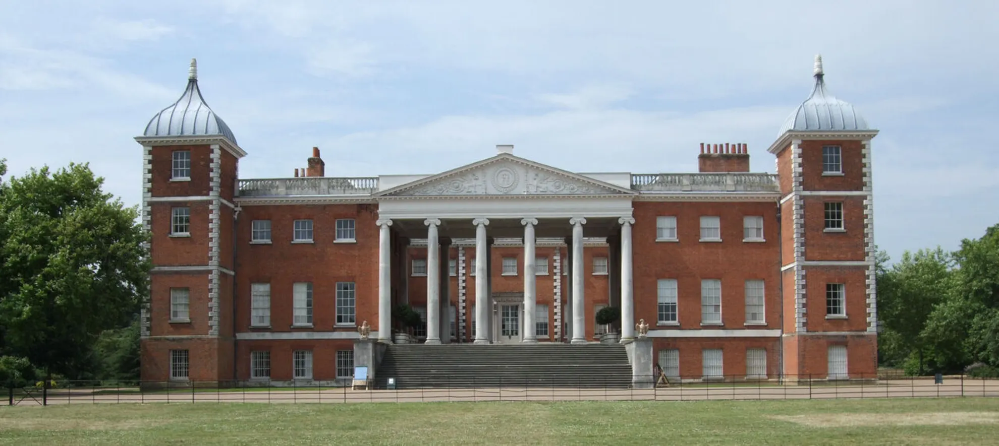 An image depicting the trail Osterley Park Walk and its surrounding area.
