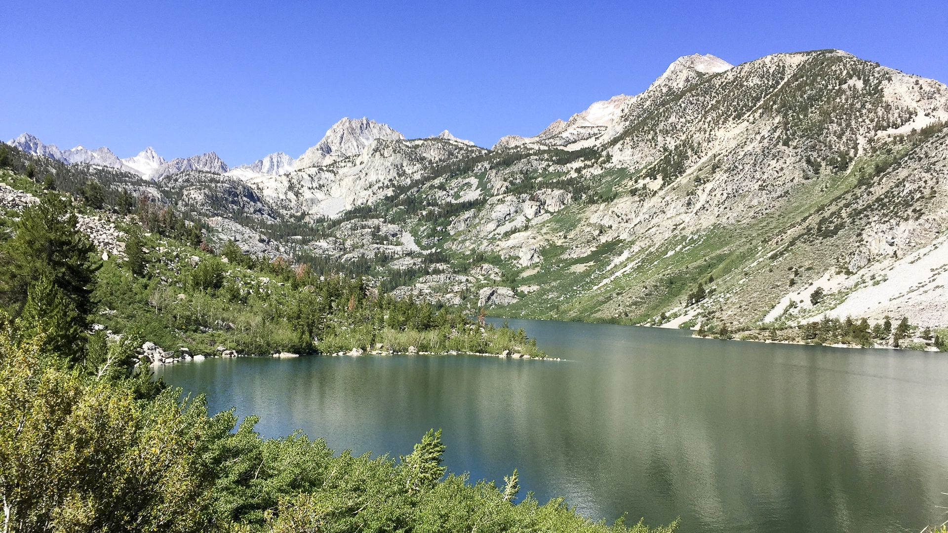 An image depicting the trail Dingleberry Lake via Sabrina Basin Trail and its surrounding area.