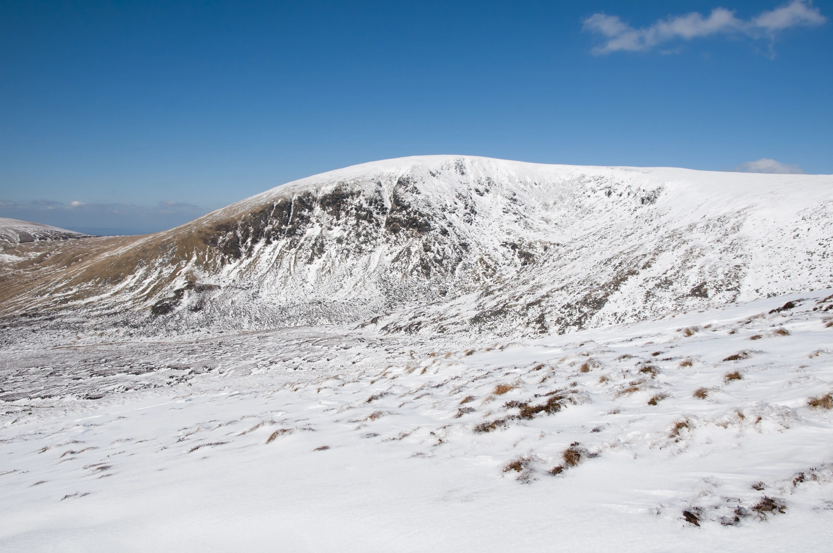 An image depicting the trail Lugnaquilla from Fraughan Rock Glen and its surrounding area.
