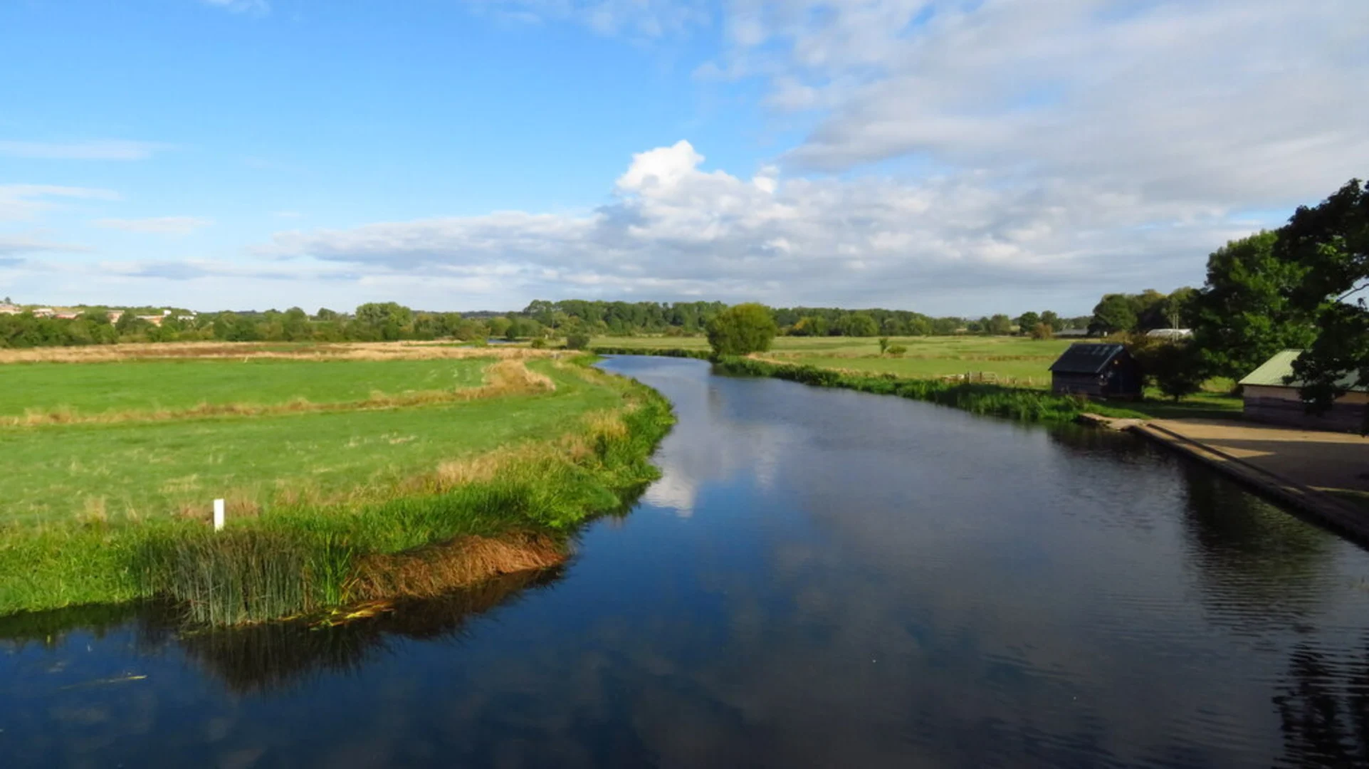 An image depicting the trail Oundle River Nene Walk and its surrounding area.