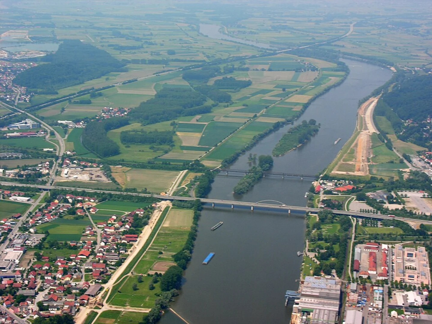 An image depicting the trail Deggendorf Rundwanderweg 5 and its surrounding area.