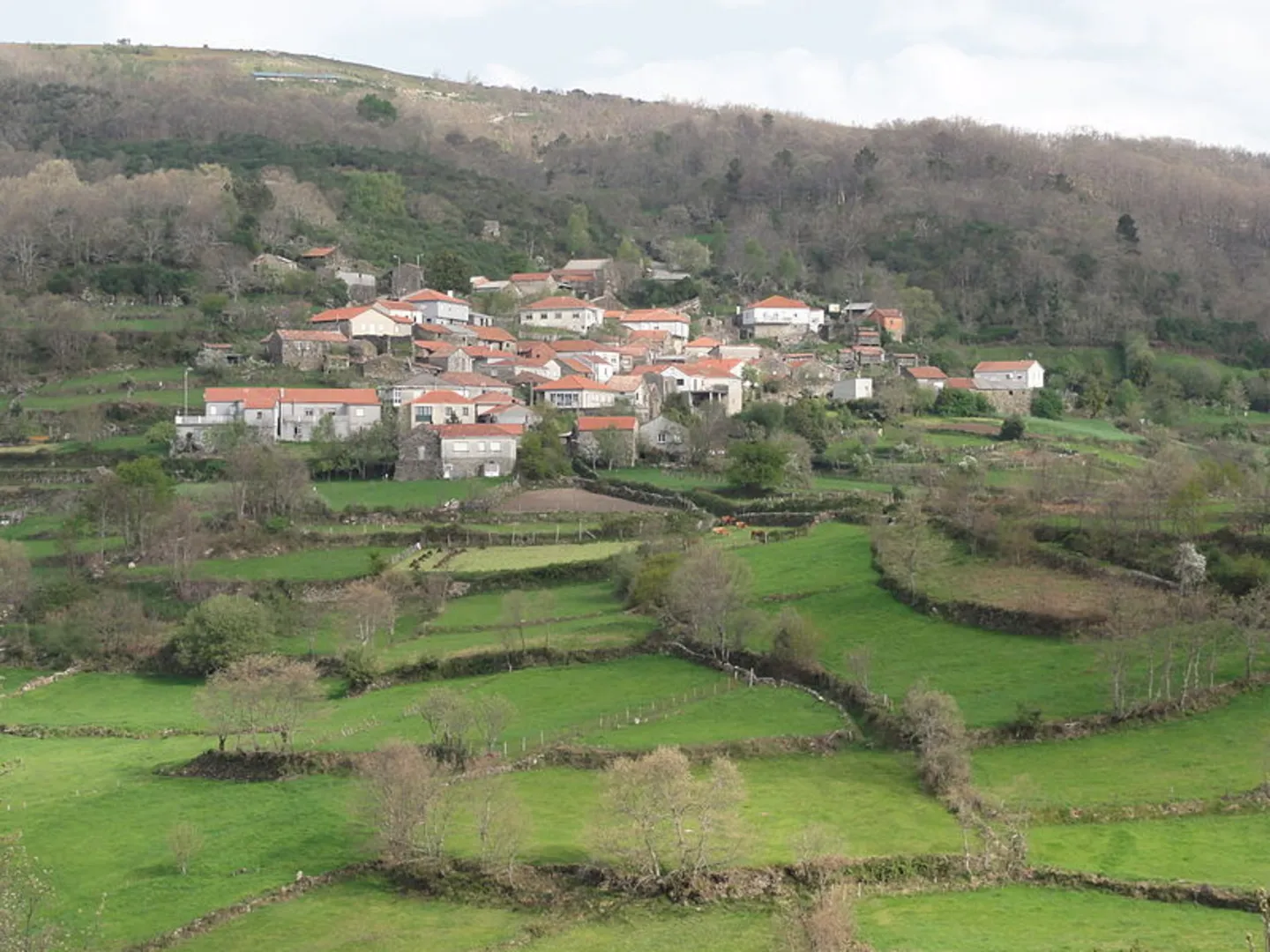 An image depicting the trail PR G 27 Rota de Queguas and its surrounding area.