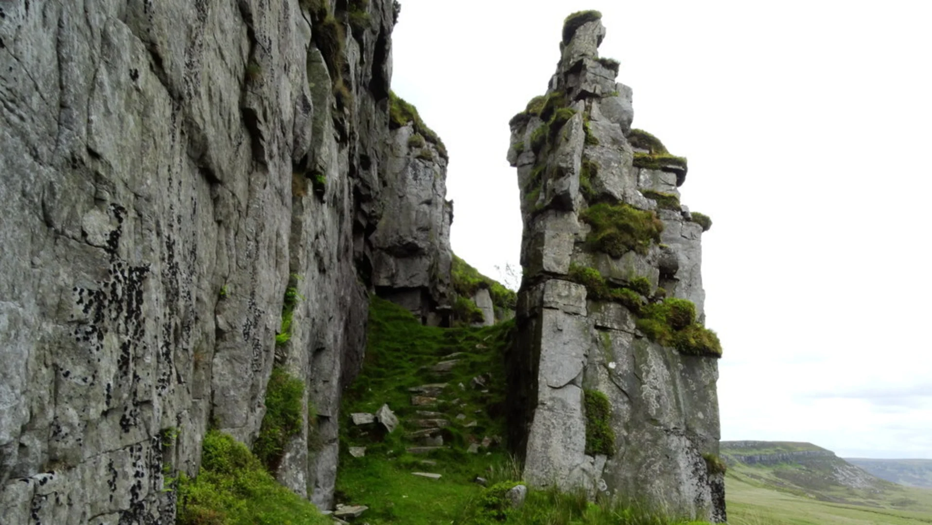 An image depicting the trail Mullaghgarve Mass Rock and its surrounding area.